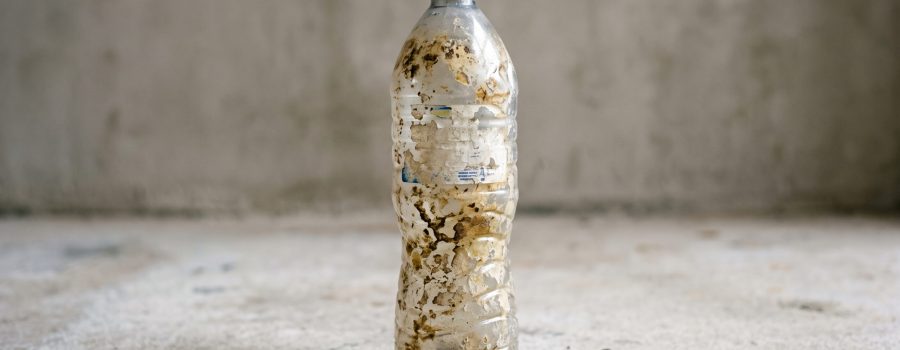 Tips Membersihkan Botol Plastik dengan Kerak Membandel